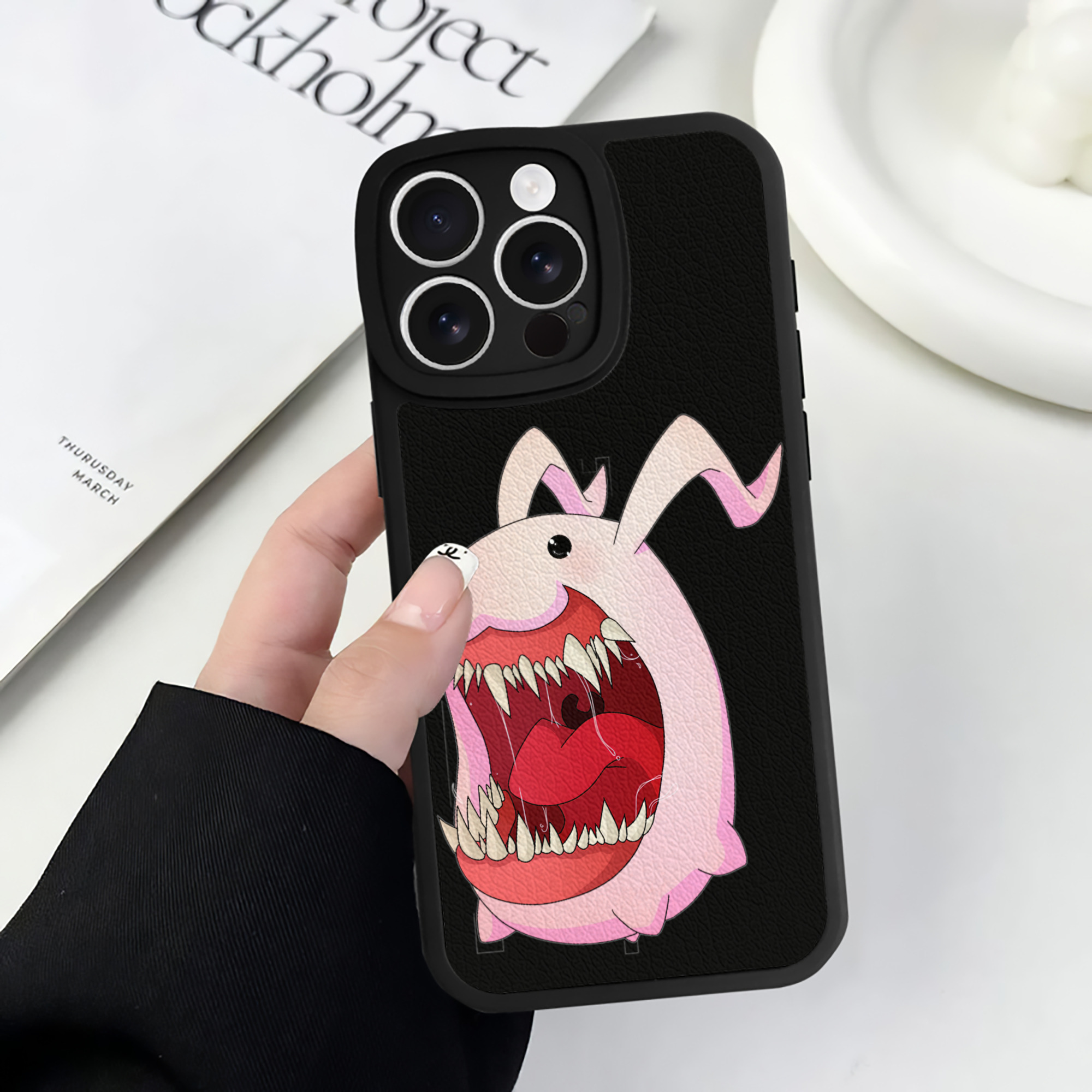 （画像用） Digimon デジタルモンスター/デジモン 【iPhone 16シリーズ対応】シリコンスマホケース（レザー調） 材質：シリコン